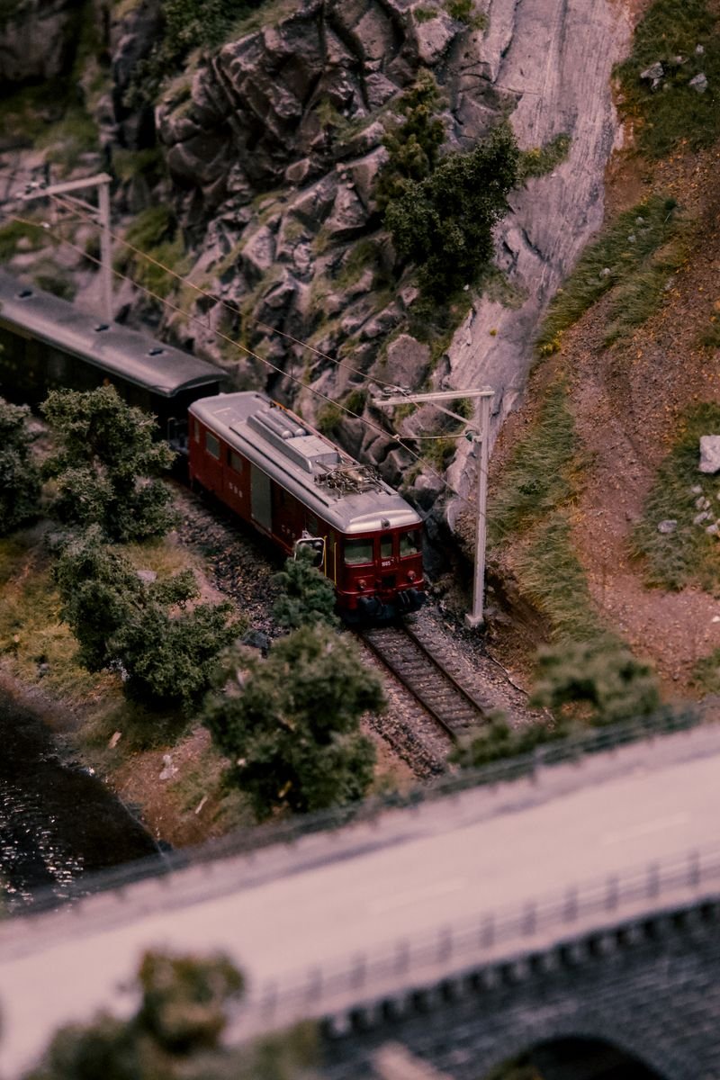 Symbolfoto: Modelleisenbahn in Gebirgslandschaft